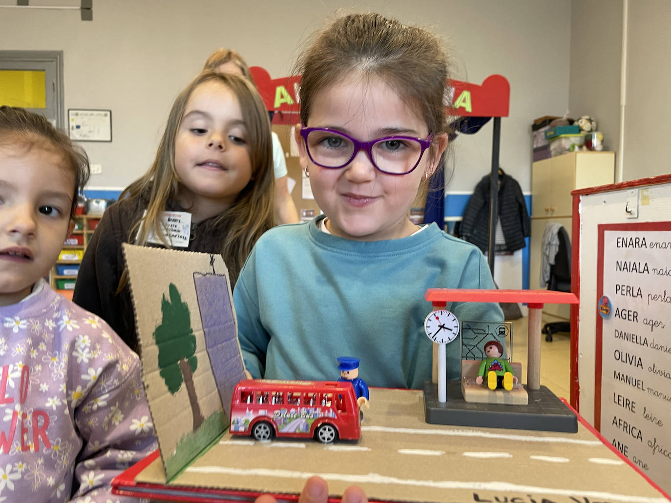 Los niños de Infantil, con un trabajo de Plástica.