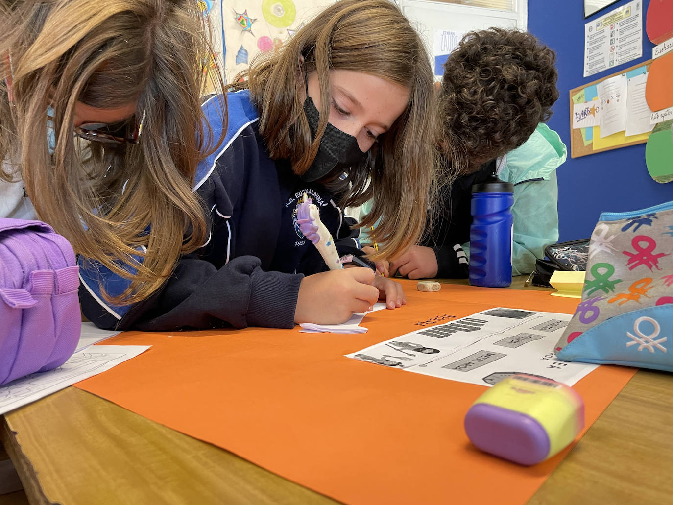 Los niños de Primaria, en clase, creando contenidos originales.