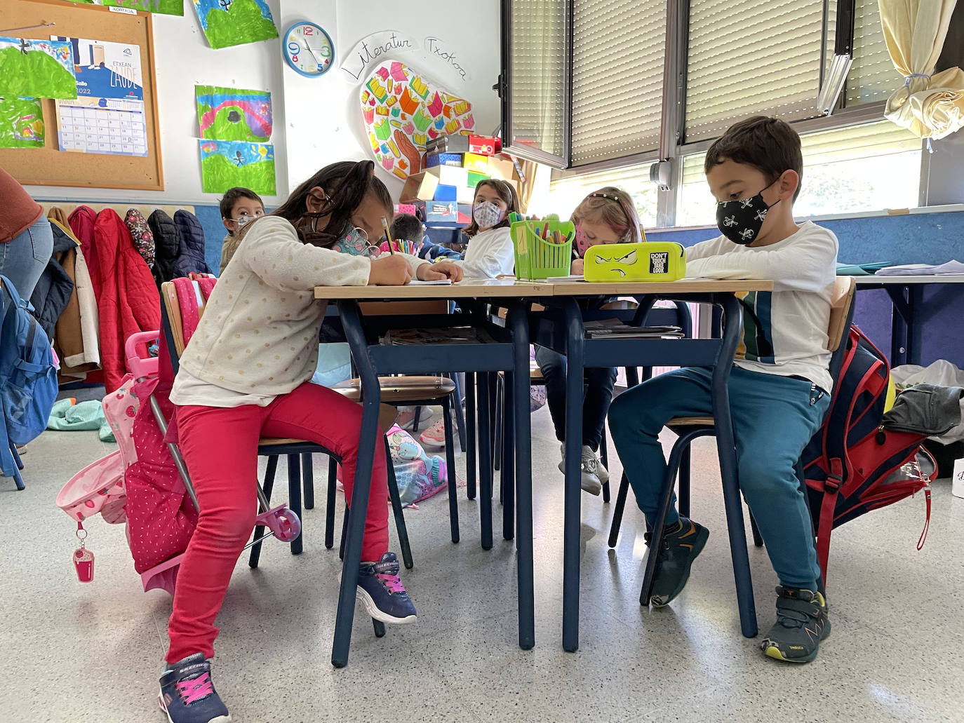 Los niños de Primaria, dibujando.