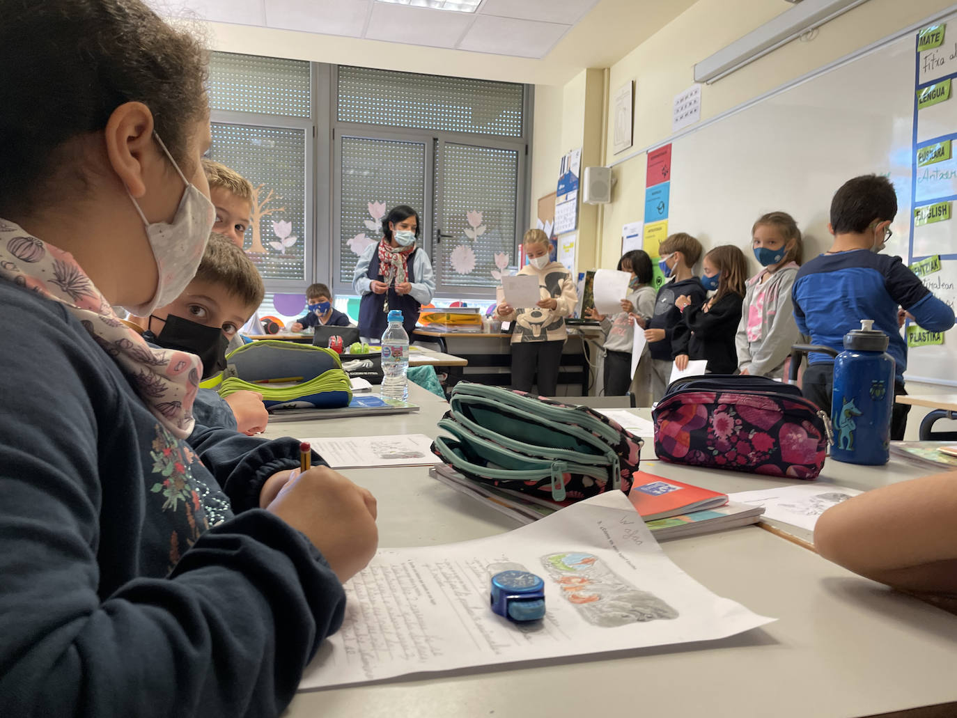 Los niños de Primaria, en clase, haciendo una exposición.