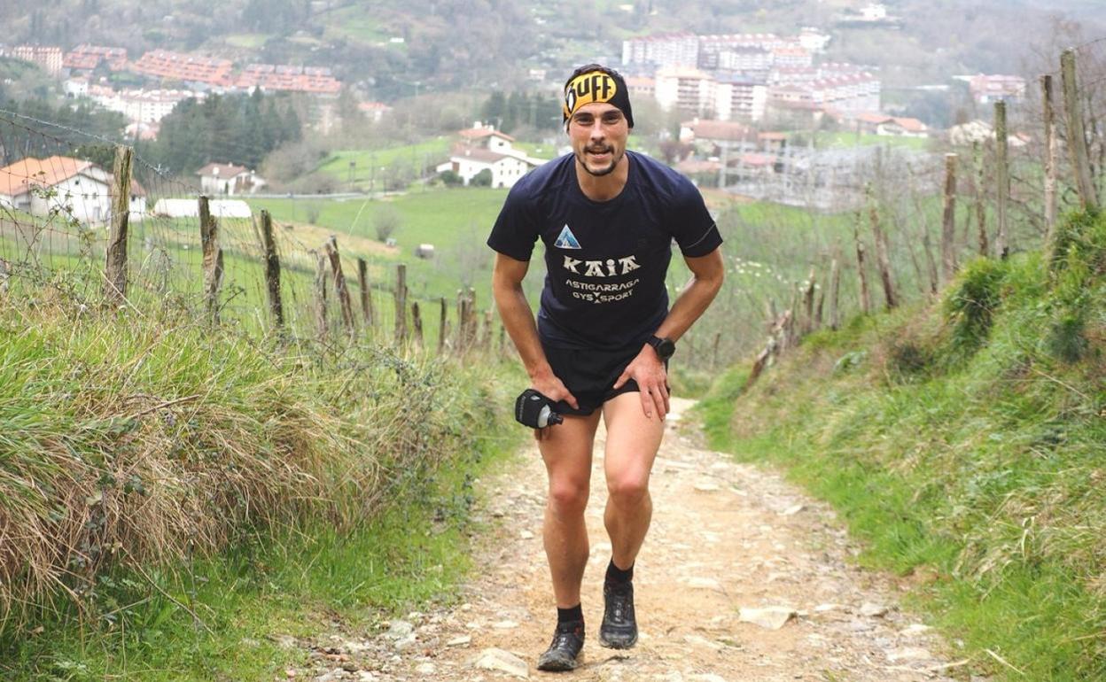 Juanan Martín sube hacía Karakate en un reto anterior.