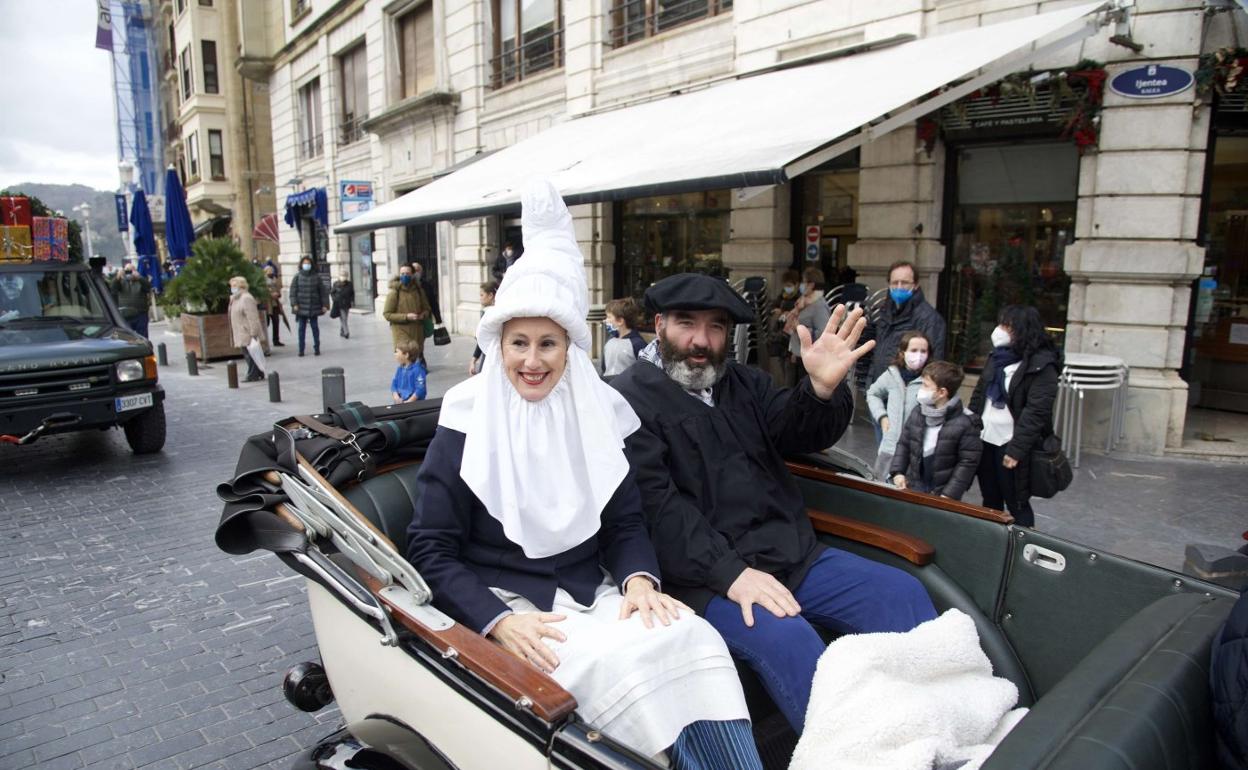 Mari Domingi y Olentzero saludan desde el coche descapotable a los niños, en el desfile de las pasadas Navidades. 