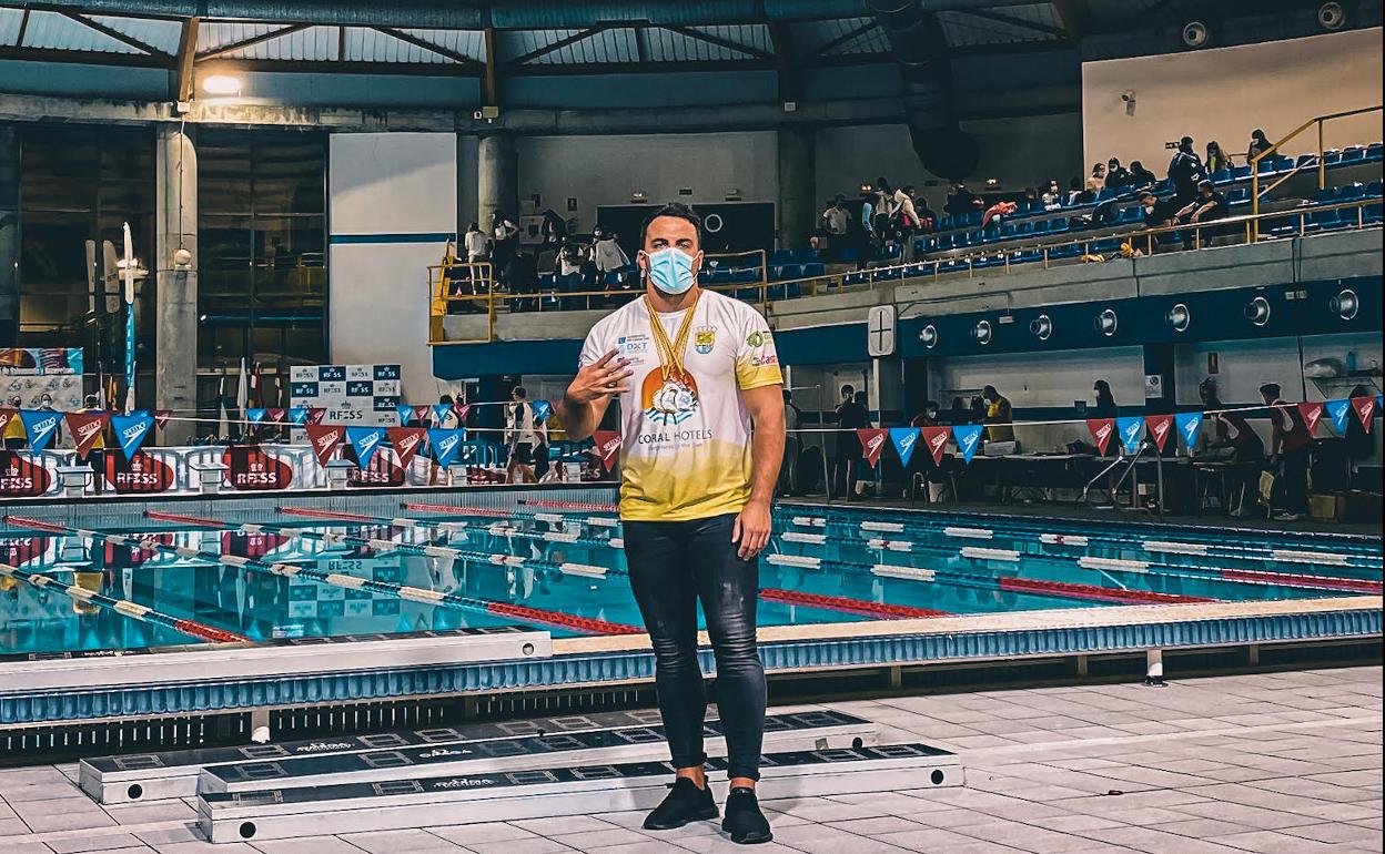 El donostiarra Eduardo Blasco en la piscina de Valladolid con las medallas logradas en el campeonato. 