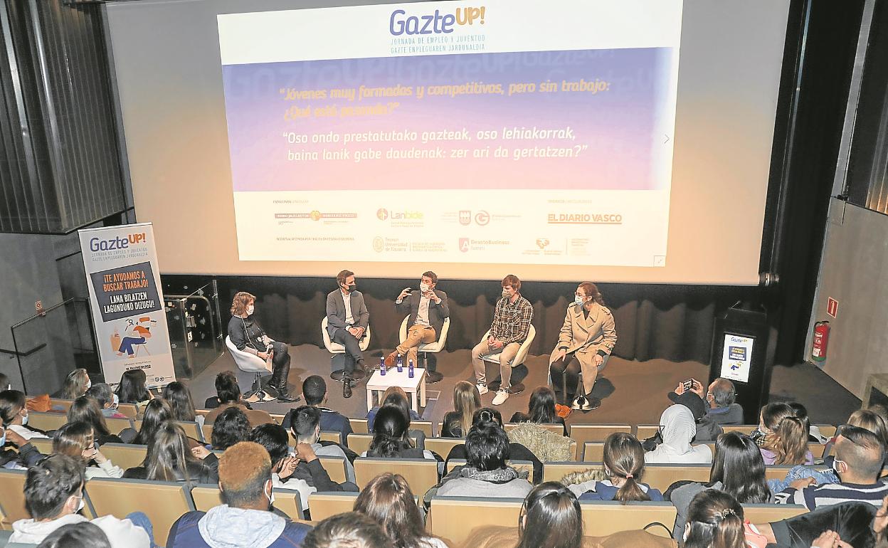 Maite Martínez, directora de Activación Laboral de Lanbide; Jabier Larrañaga, diputado de Promoción Económica, Turismo y Medio Rural; Xabi Pérez, moderador de la mesa redonda, y los estudiantes Oier Etxezarreta y Teresa Pardo. 