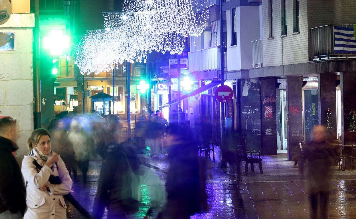 Iluminación navideña en una calle del centro de Errenteria. 