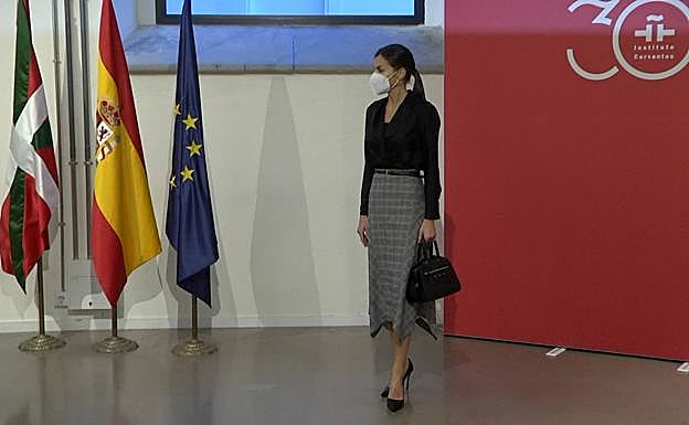 La reina Letizia apuesta por la firma de bolsos Mauska