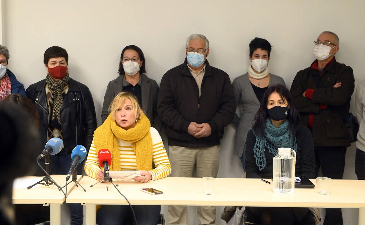 En la mesa, Xochitl Karasatorre, Irati Aranzabal y Patricia Vélez, este lunes en la rueda de prensa de Donostia. 
