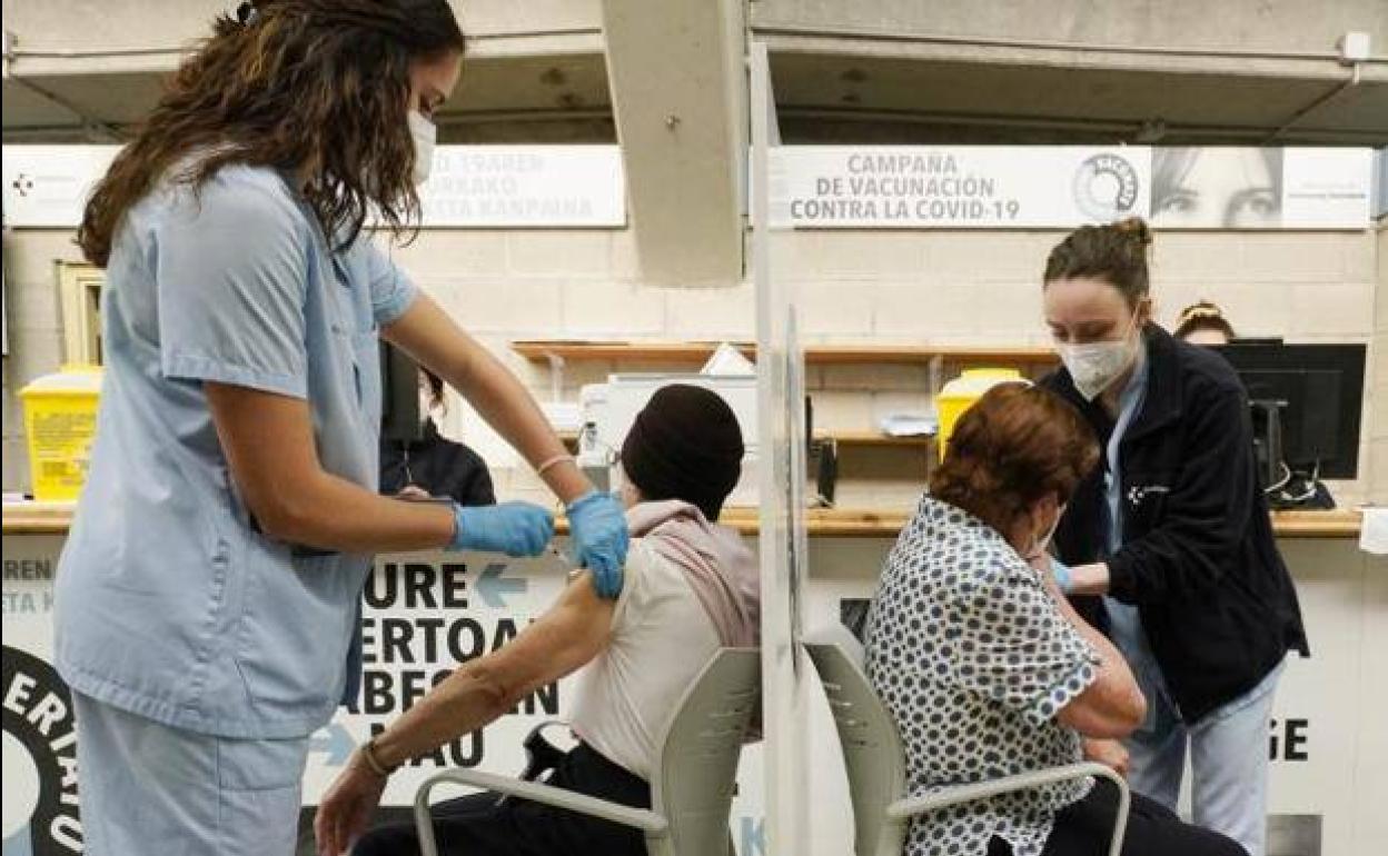 Vacunación coronavirus: Osakidetza envía ya SMS a la población de 55 a 59 años para recibir la tercera dosis