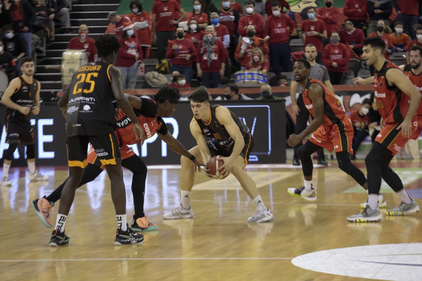 Ansorregi lucha un balón con Bropleh en el partido de ayer en Granada. 