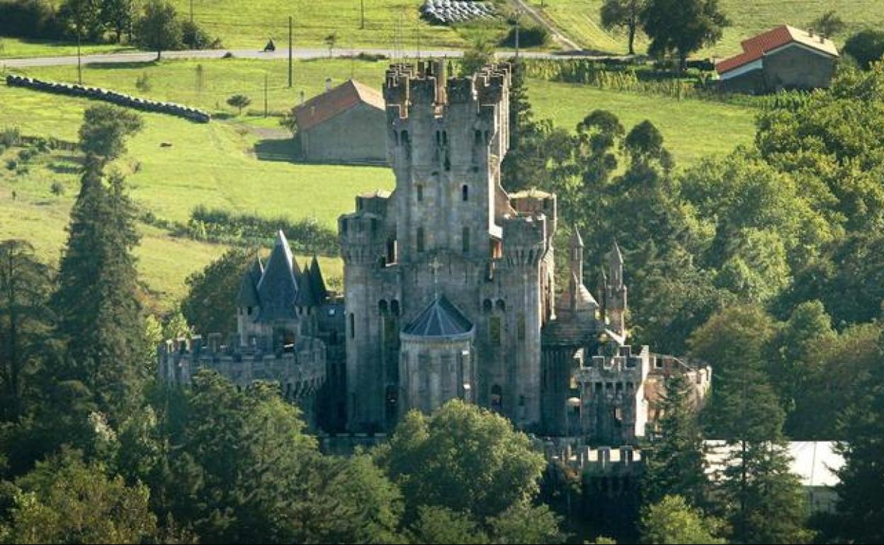 Pese a permanecer cerrado, el castillo de Butrón, en Gatika, concita el interés de muchos visitantes.