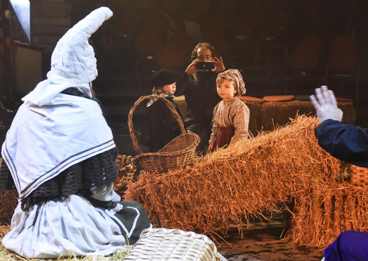 Mari Domingi y Olentzero saludan a una niña y a un niño el año pasado en la carpa Gure Zirkua. 
