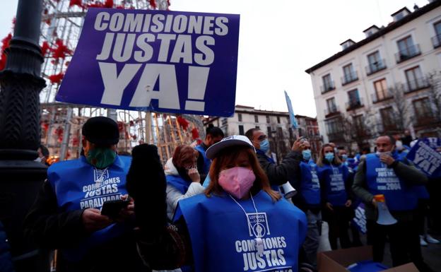 Algunos loteros se han concentrado frente al Teatro Real.