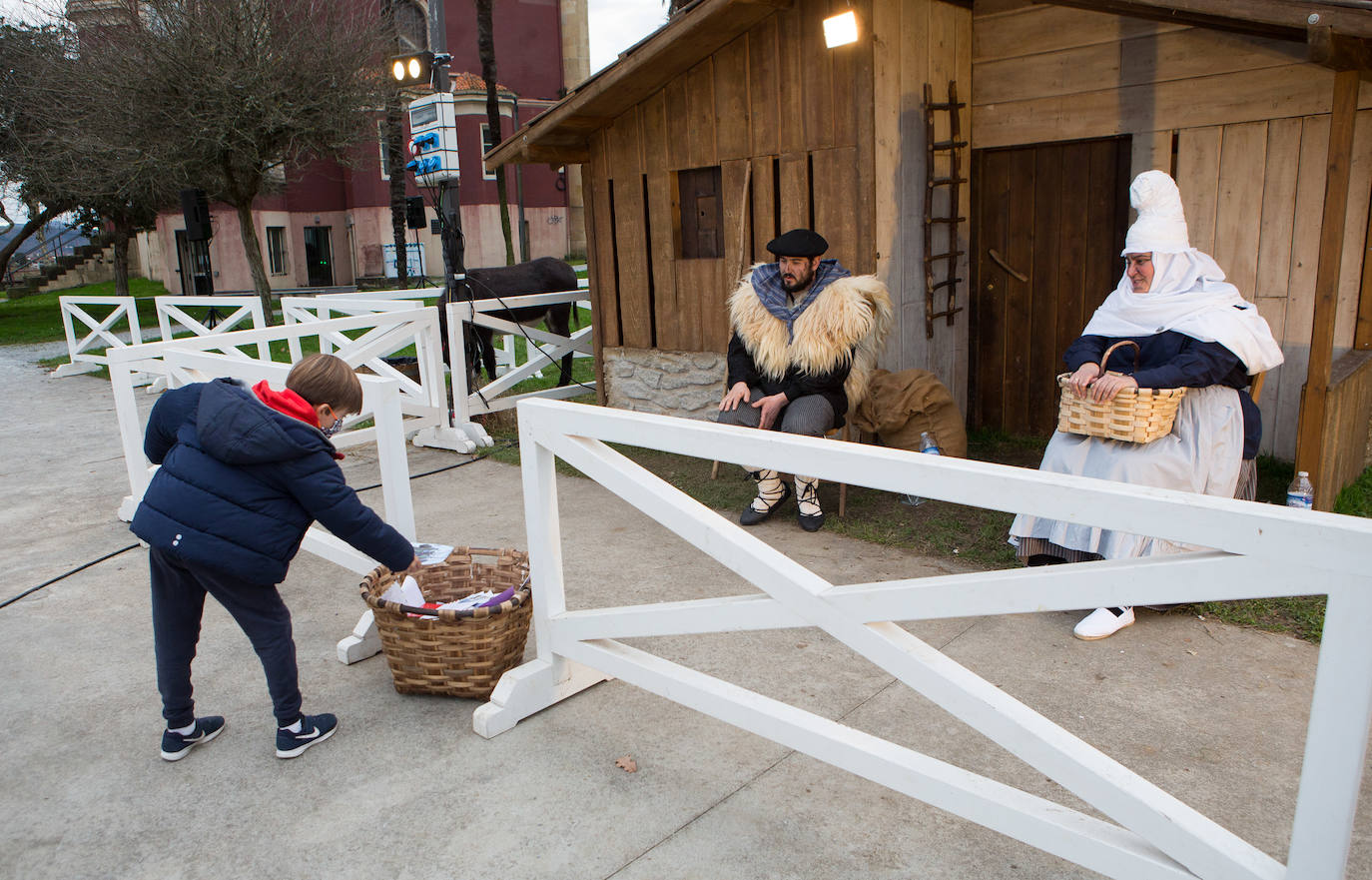 Fotos: Olentzero se deja ver en Irun y Hondarribia