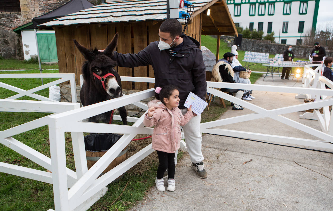 Fotos: Olentzero se deja ver en Irun y Hondarribia