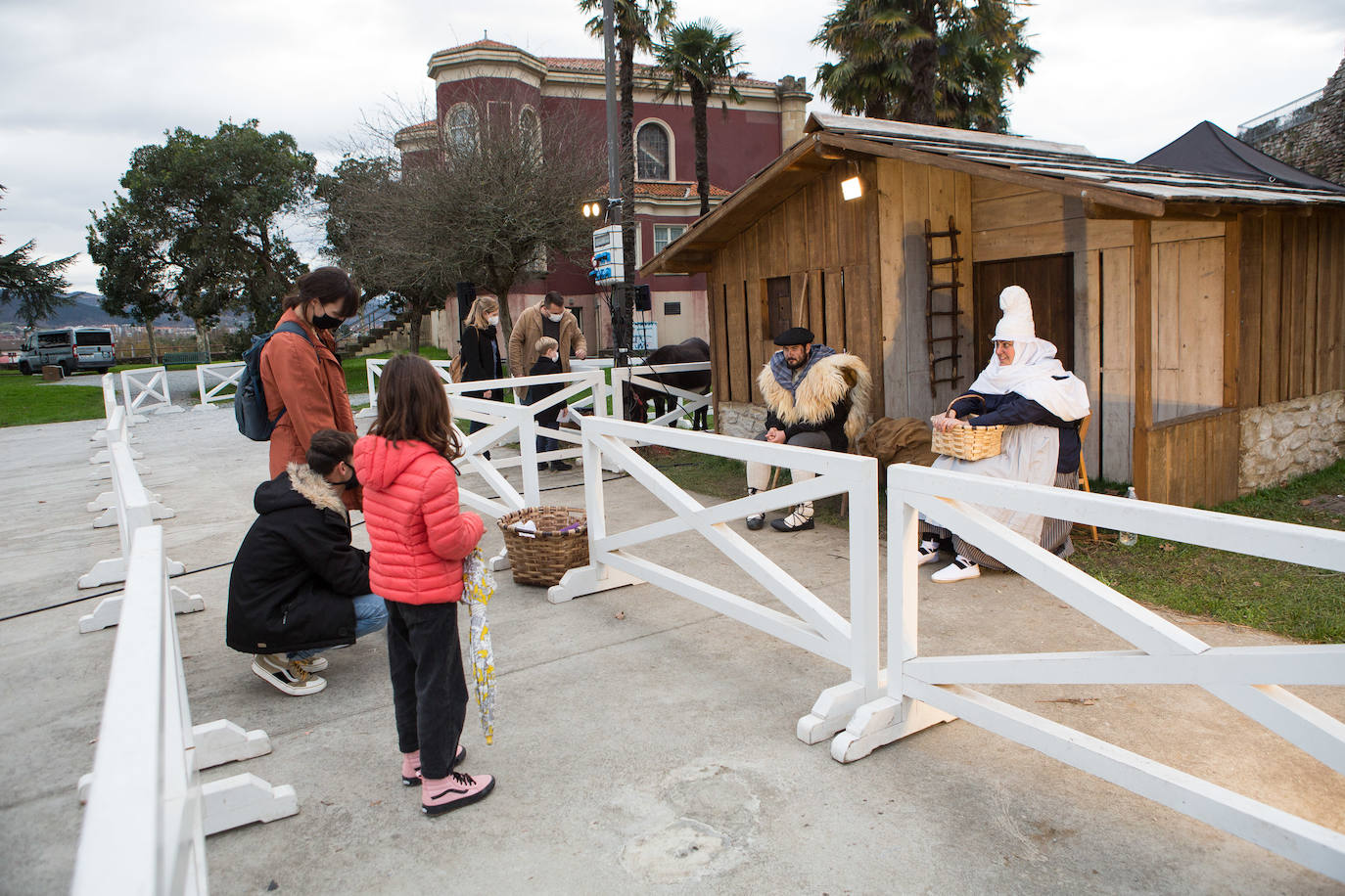 Fotos: Olentzero se deja ver en Irun y Hondarribia