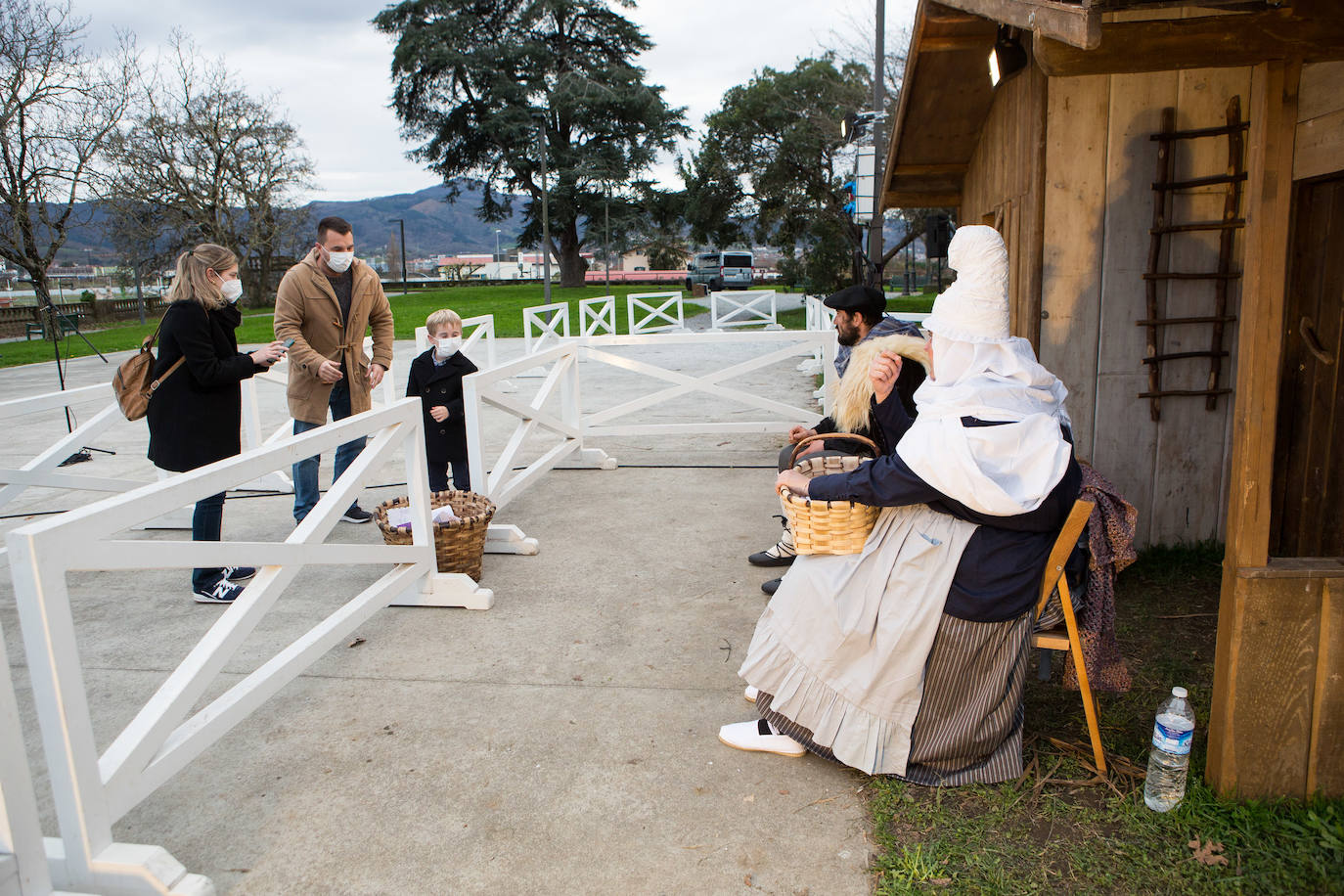 Fotos: Olentzero se deja ver en Irun y Hondarribia