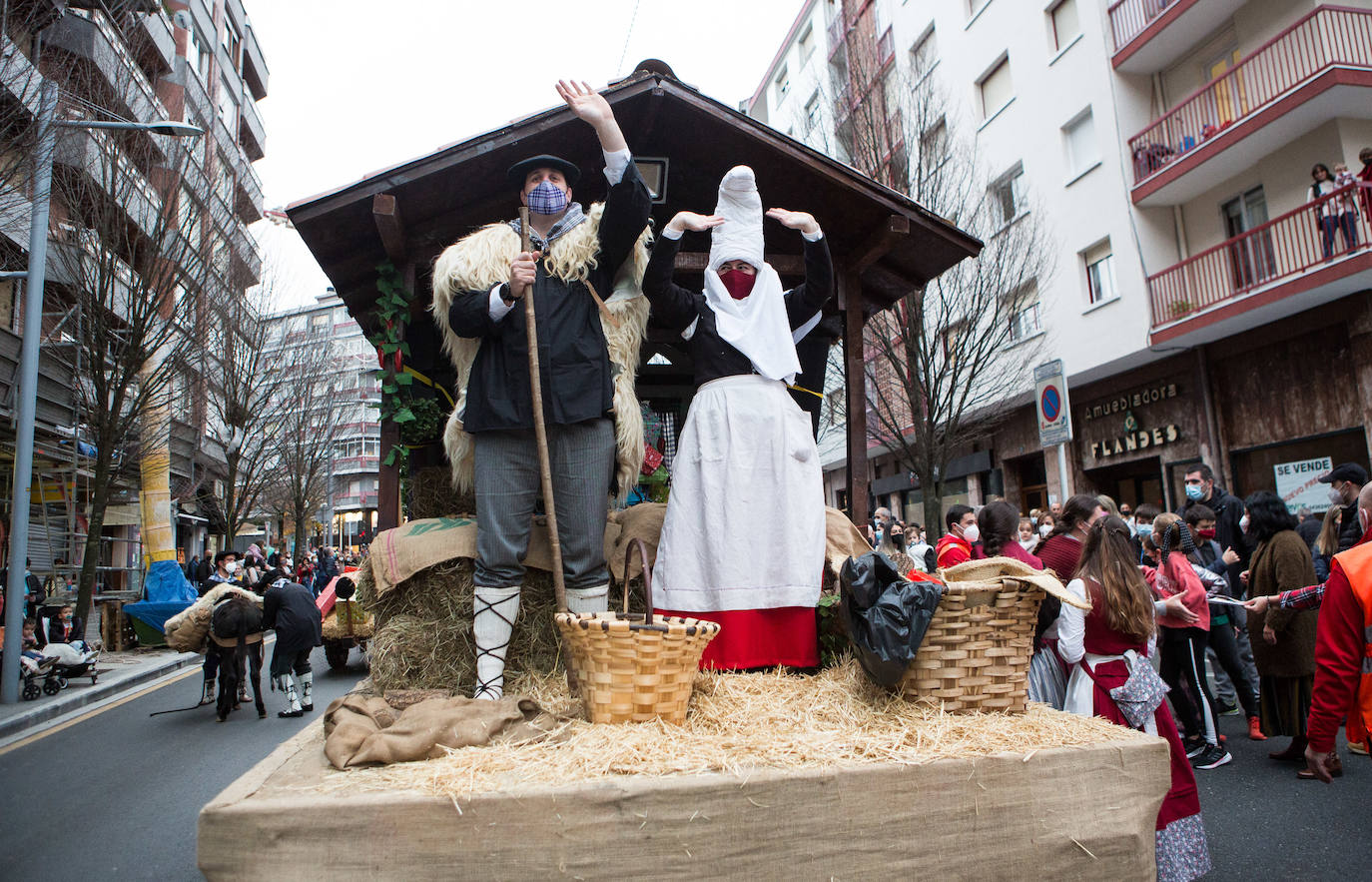 Fotos: Olentzero se deja ver en Irun y Hondarribia