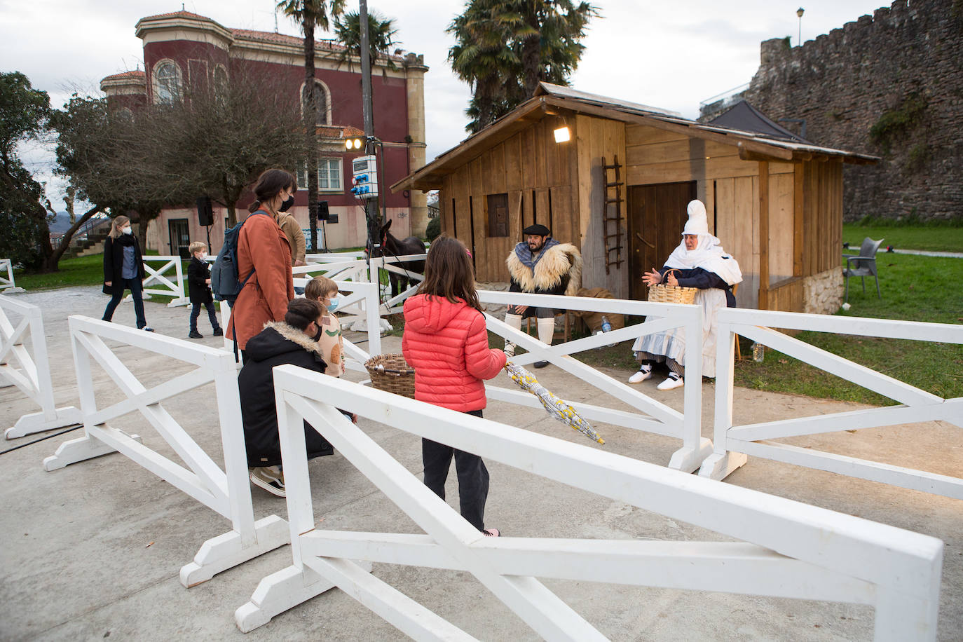 Fotos: Olentzero se deja ver en Irun y Hondarribia