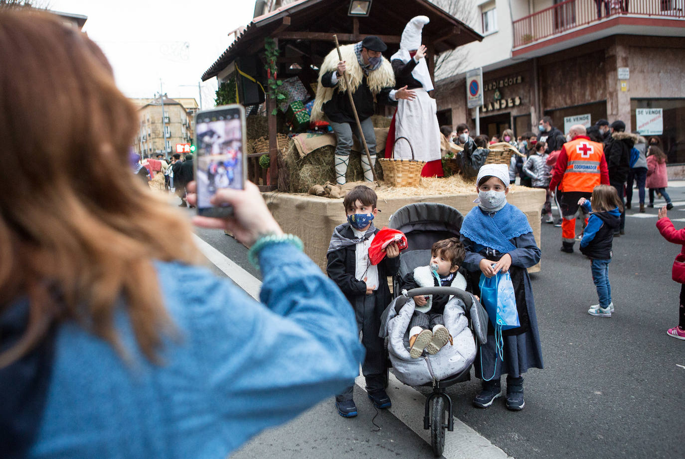 Fotos: Olentzero se deja ver en Irun y Hondarribia