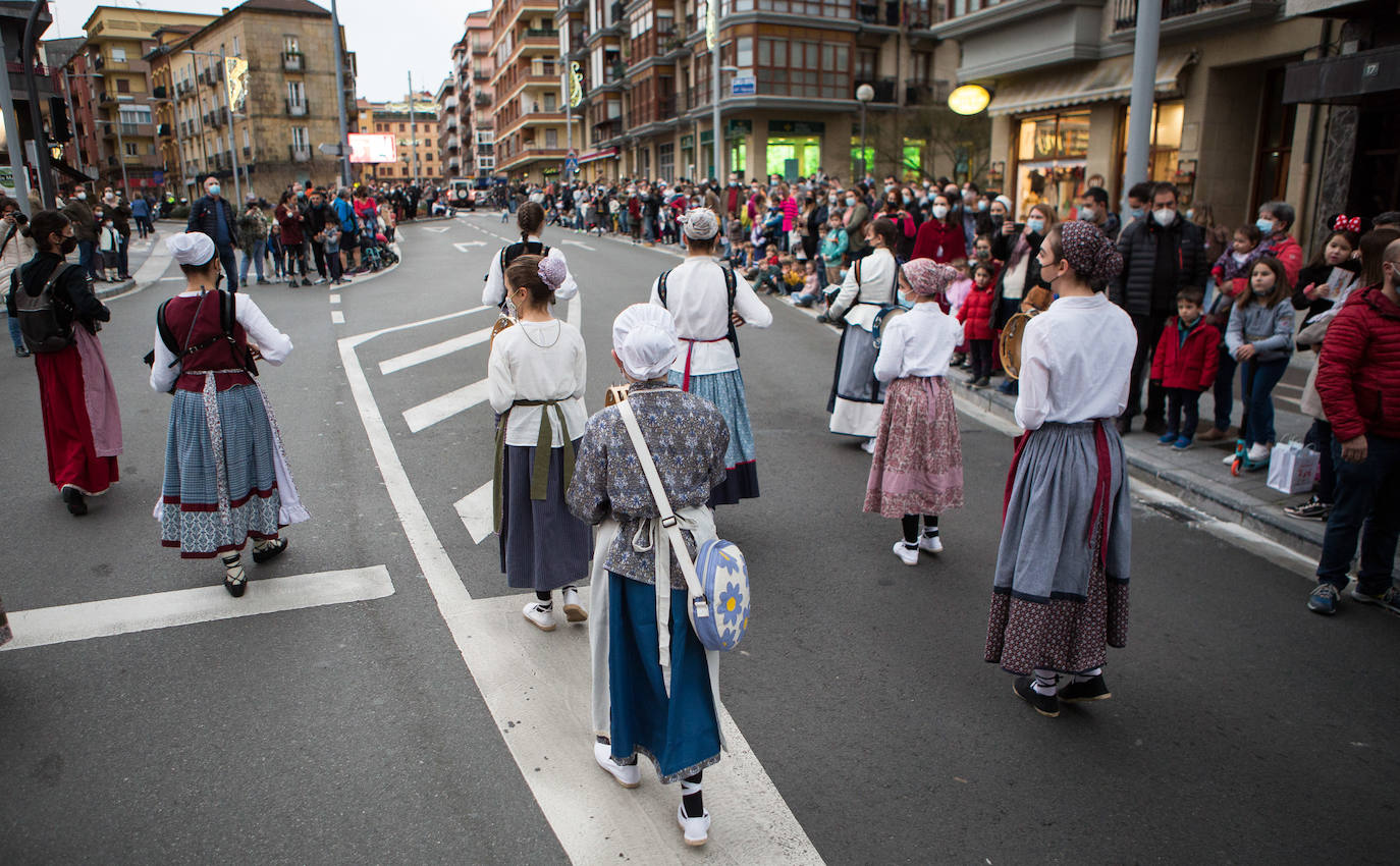 Fotos: Olentzero se deja ver en Irun y Hondarribia
