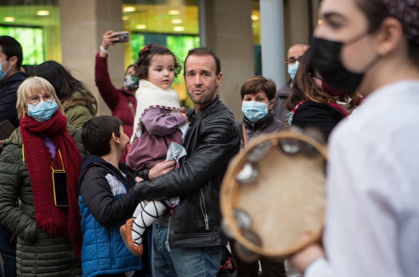 Fotos: Olentzero se deja ver en Irun y Hondarribia