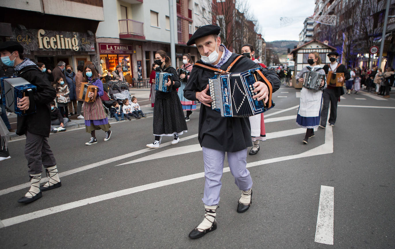 Fotos: Olentzero se deja ver en Irun y Hondarribia