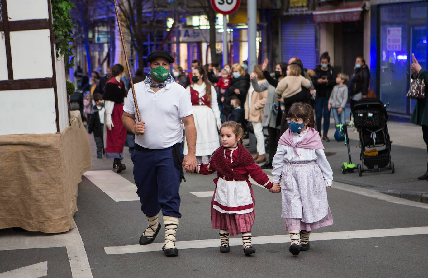 Fotos: Olentzero se deja ver en Irun y Hondarribia