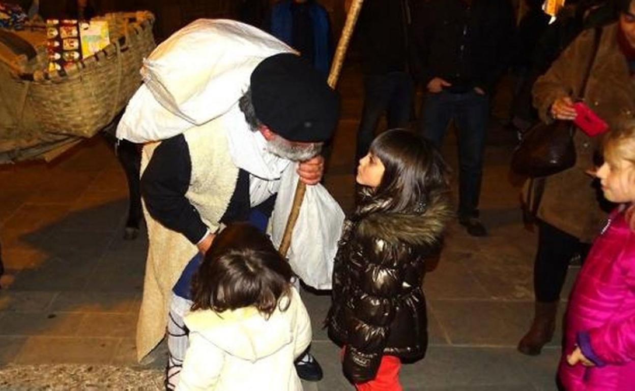 Niñas y niños disfrutarán y se emocionarán esta tarde con la llegada de Olentzero y Mari Domingi.