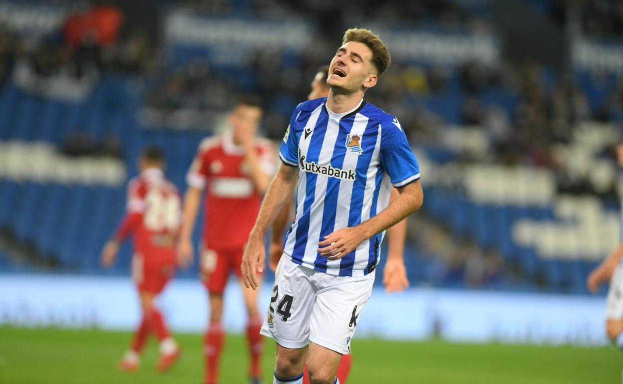 Robert Navarro se lamenta durante el encuentro del Sanse ante el Burgos disputado en Anoeta. 