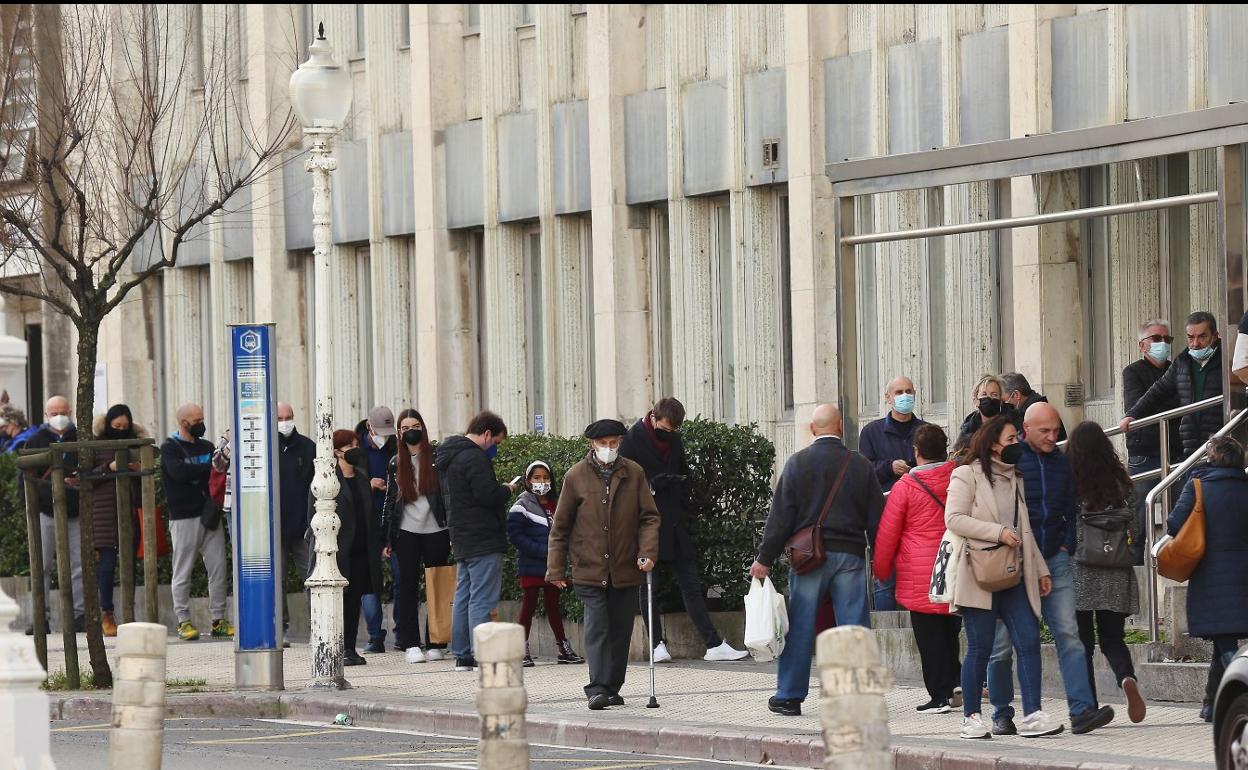 Colas ayer en el ambulatorio de Gros para hacerse pruebas diagnósticas. 