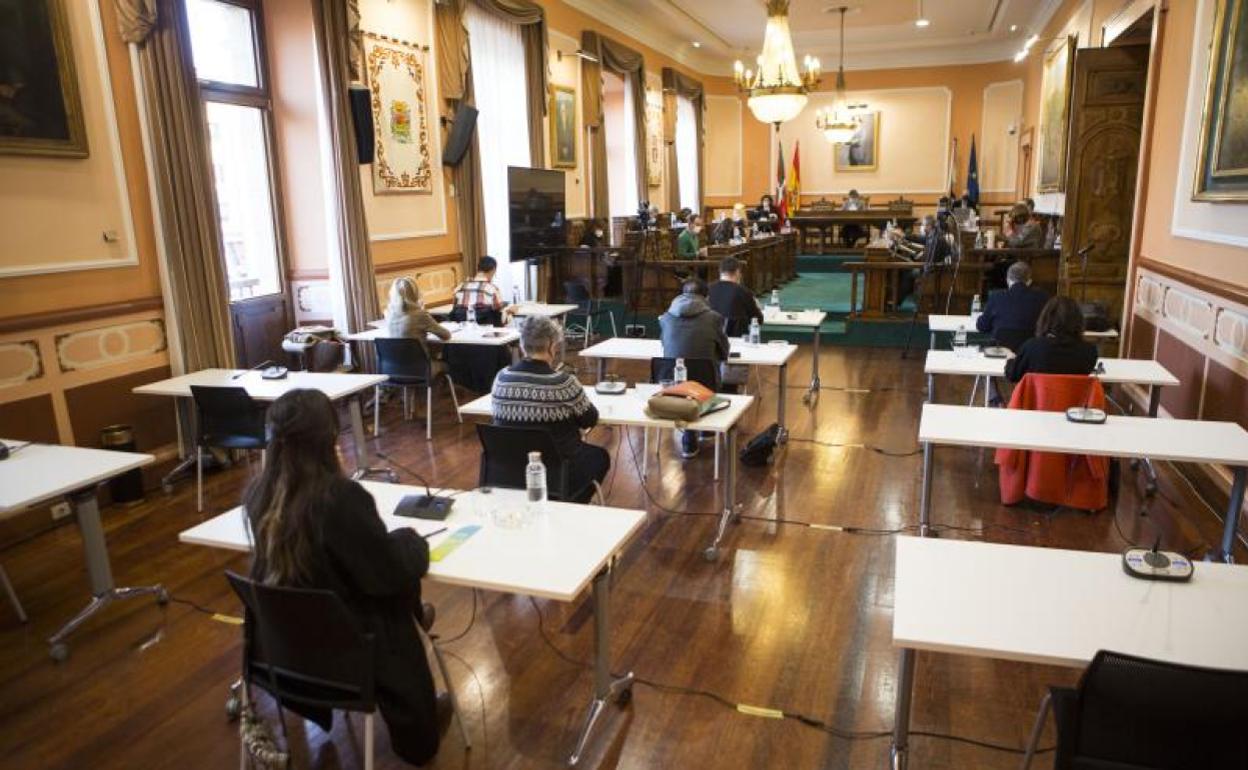 El Pleno del Ayuntamiento ha recuperado el formato post confinamiento con garantía de distancias. 