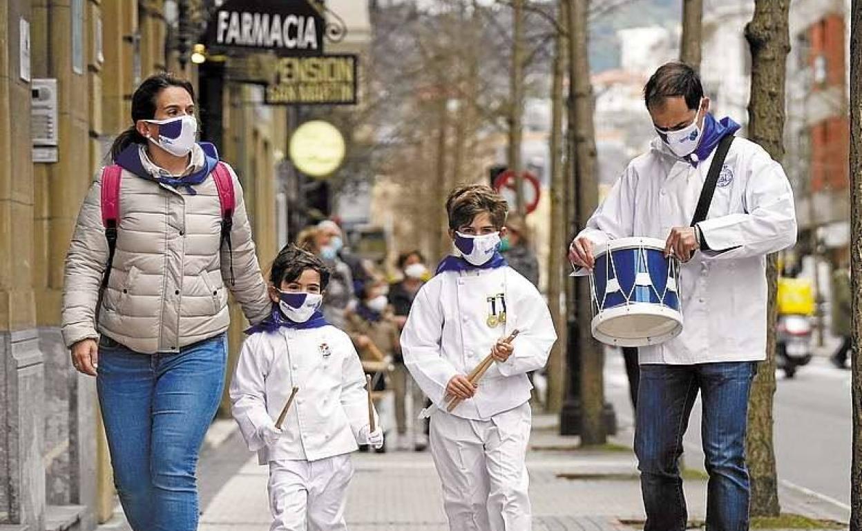 Una familia, el Día de San Sebastián del año pasado.