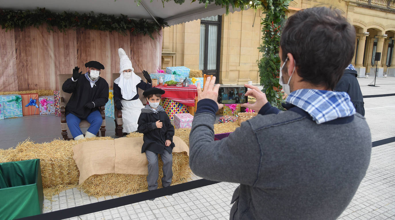 Fotos: Olentzero y Mari Domingi visitan las calles de Donostia
