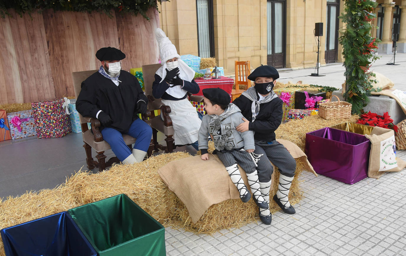 Fotos: Olentzero y Mari Domingi visitan las calles de Donostia
