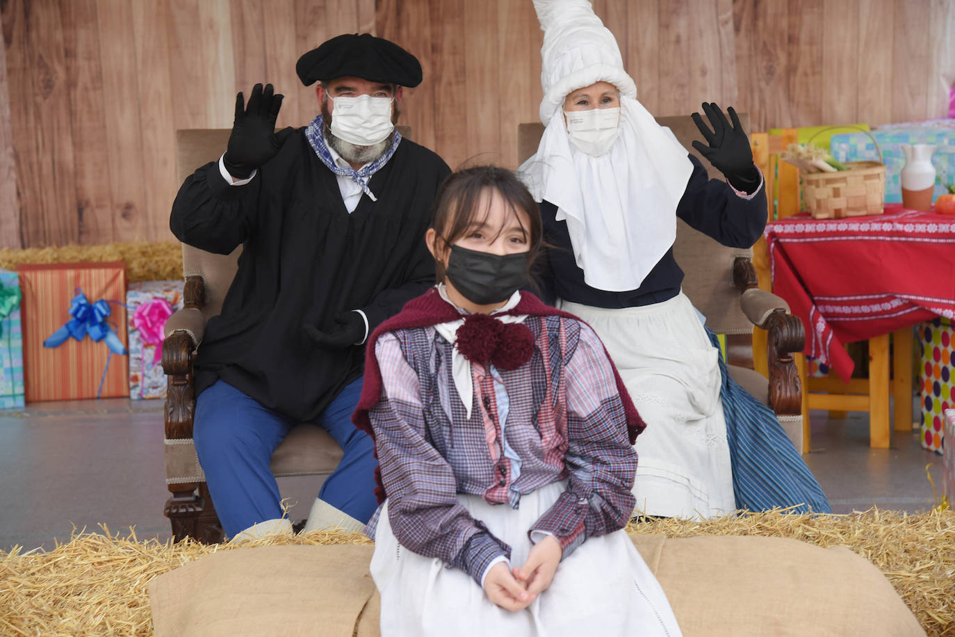 Fotos: Olentzero y Mari Domingi visitan las calles de Donostia