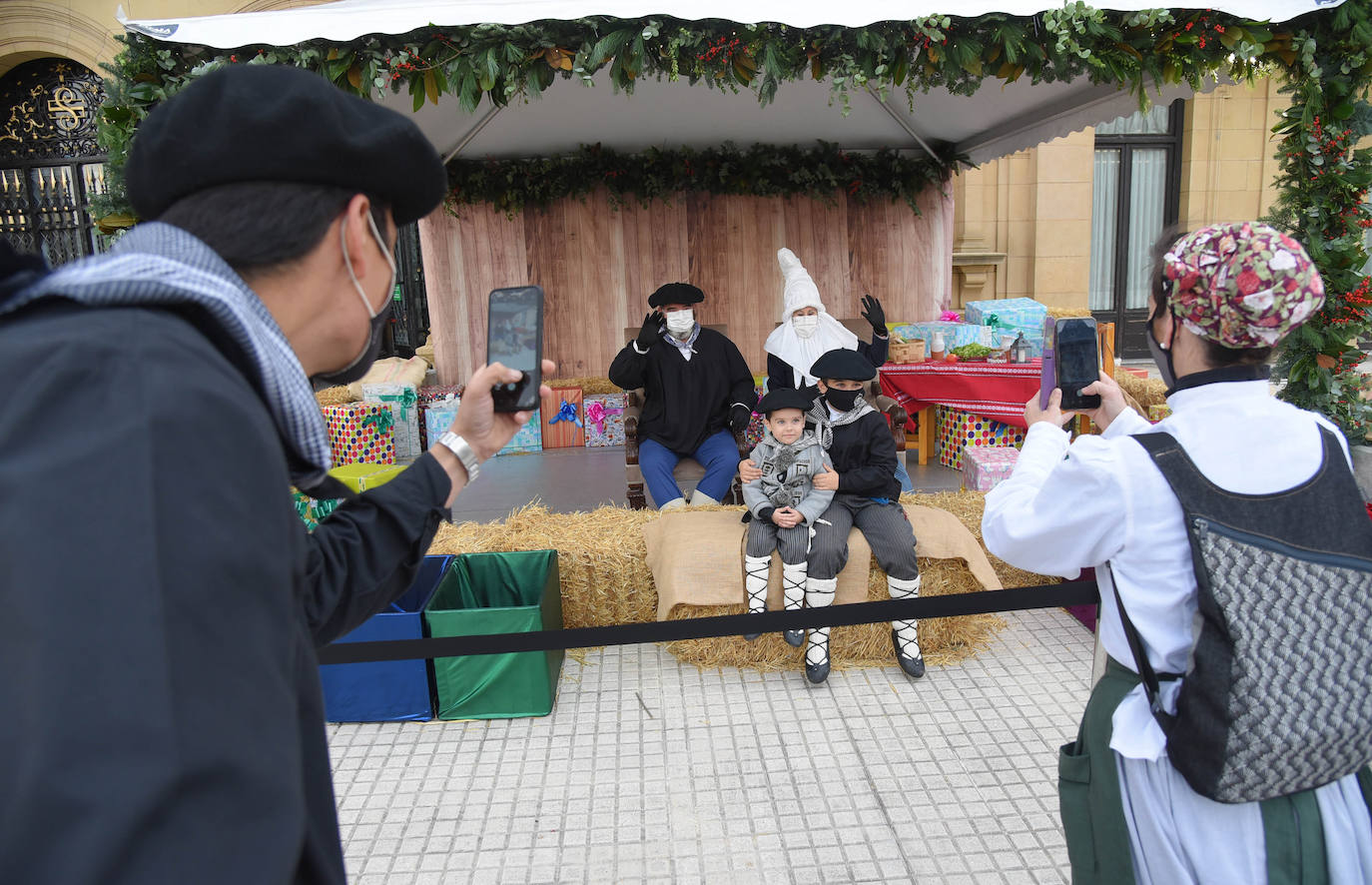 Fotos: Olentzero y Mari Domingi visitan las calles de Donostia
