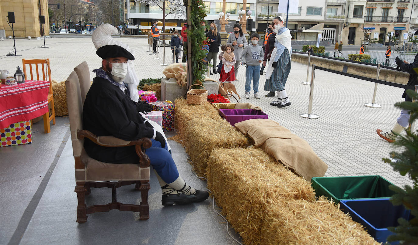 Fotos: Olentzero y Mari Domingi visitan las calles de Donostia