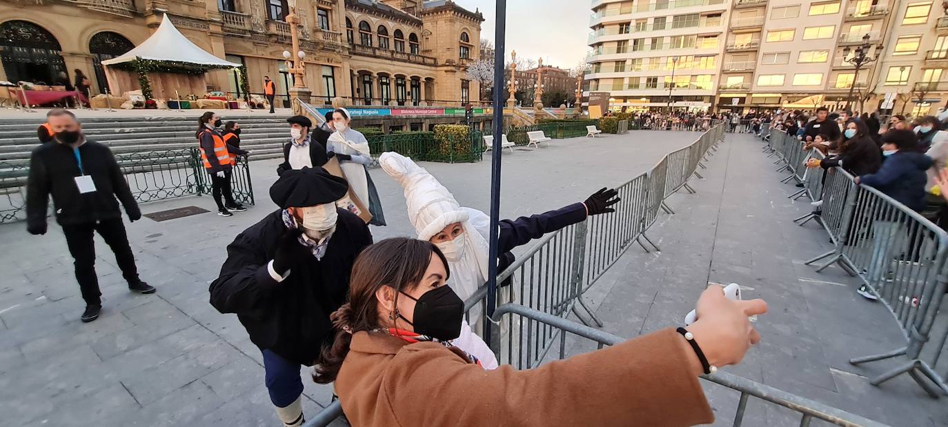 Fotos: Olentzero y Mari Domingi visitan las calles de Donostia