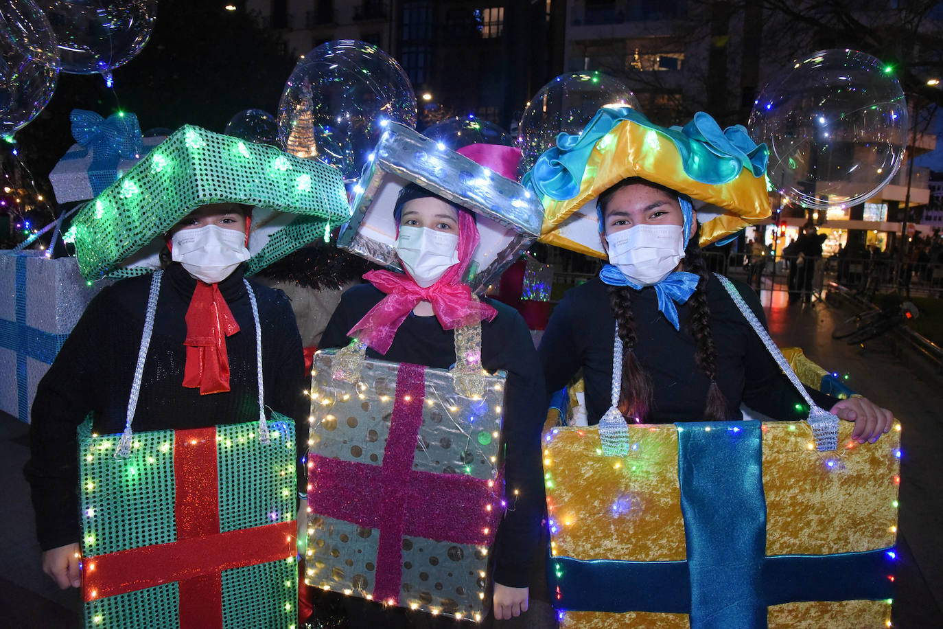 Fotos: Olentzero y Mari Domingi visitan las calles de Donostia