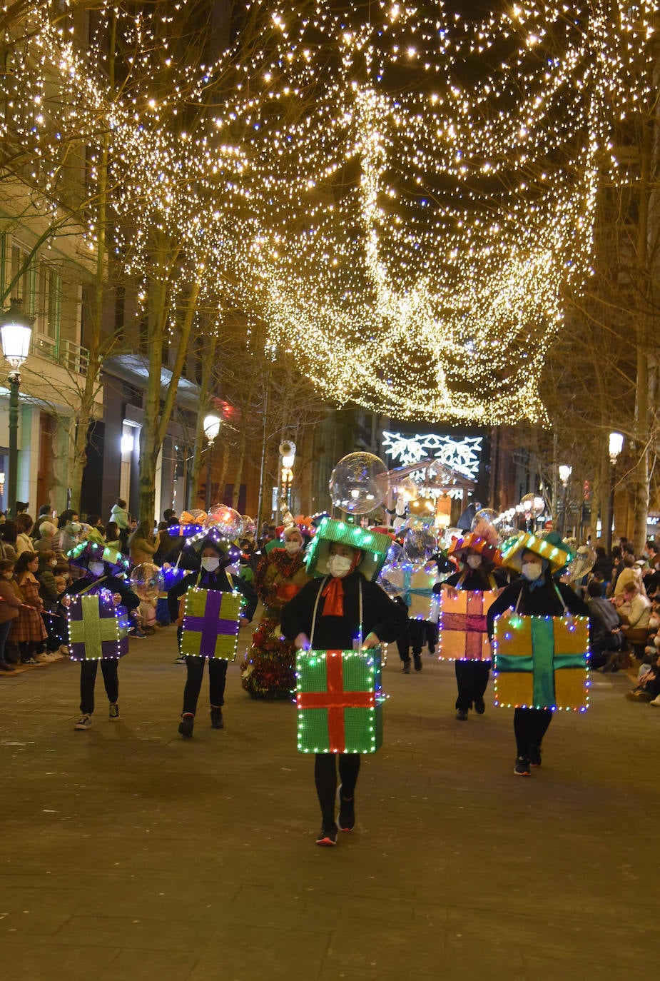 Fotos: Olentzero y Mari Domingi visitan las calles de Donostia