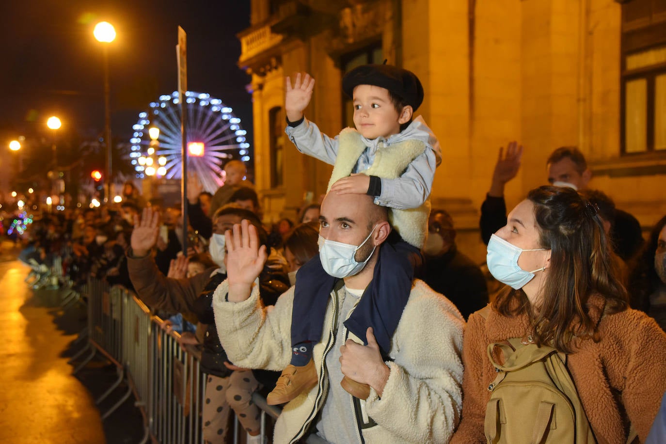 Fotos: Olentzero y Mari Domingi visitan las calles de Donostia
