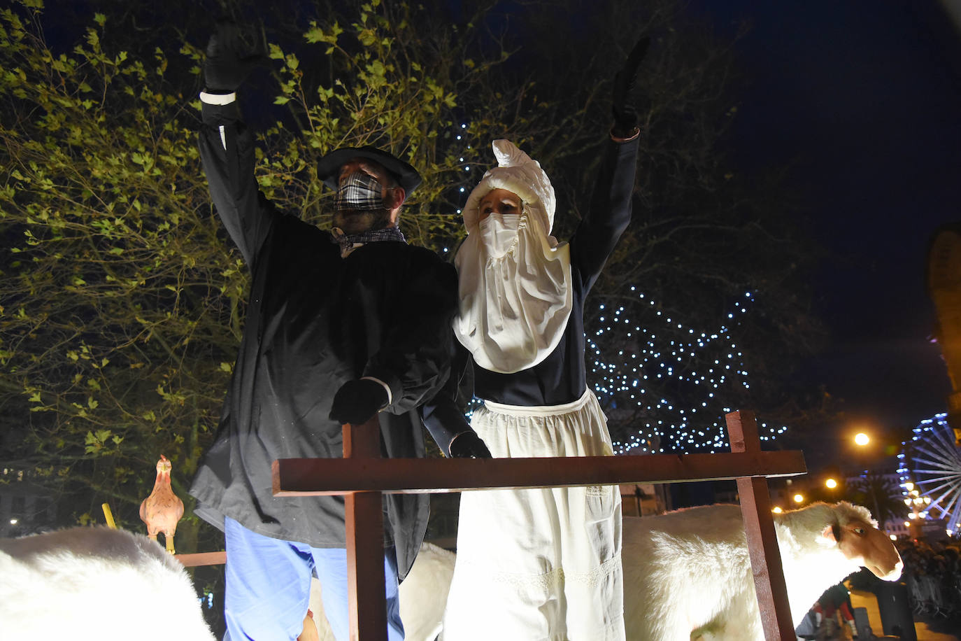 Fotos: Olentzero y Mari Domingi visitan las calles de Donostia