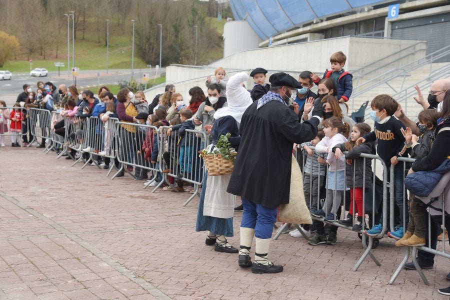 Fotos: Olentzero y Mari Domingi visitan las calles de Donostia