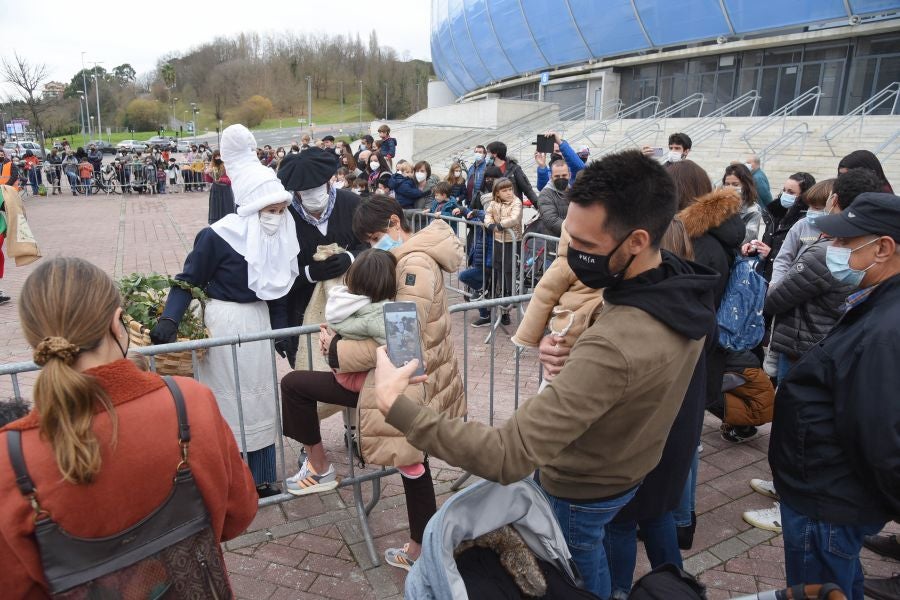 Fotos: Olentzero y Mari Domingi visitan las calles de Donostia