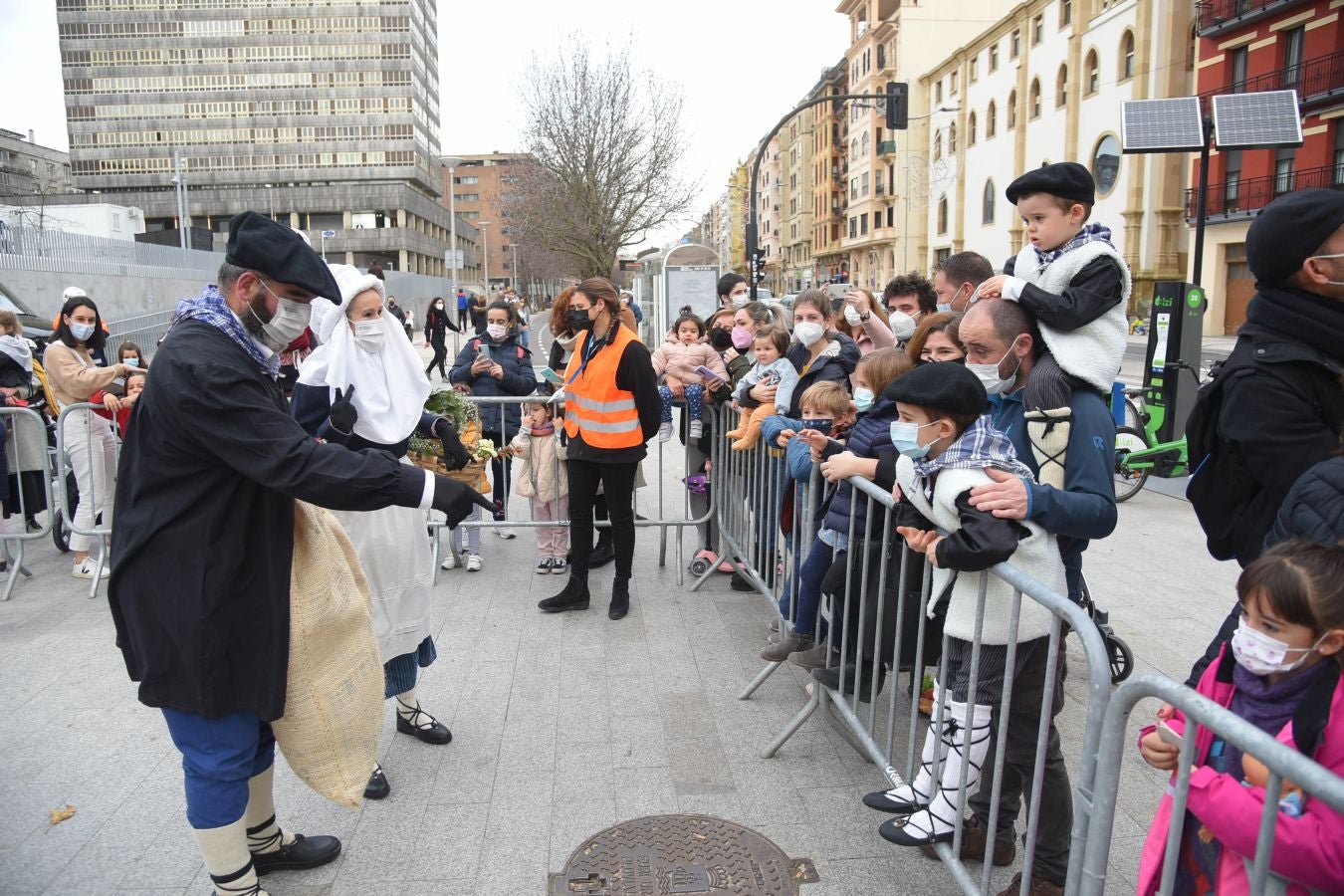 El carbonero y su compañera han sido recibidos por multitud de niños en la plaza Néstor Basterretxea de Egia, donde han atendido sus cartas y peticiones de cara a esta Nochebuena. 