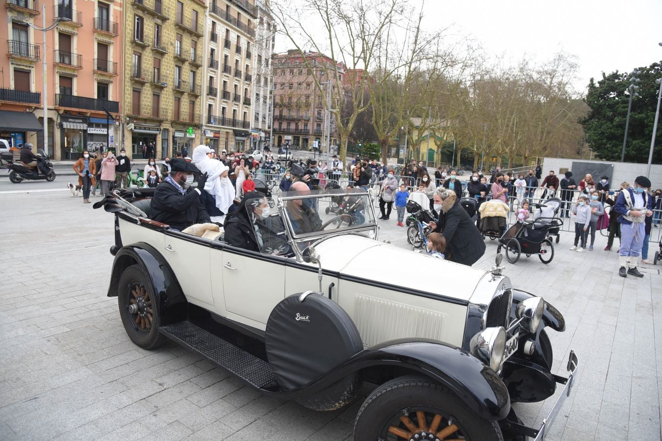 El carbonero y su compañera han sido recibidos por multitud de niños en la plaza Néstor Basterretxea de Egia, donde han atendido sus cartas y peticiones de cara a esta Nochebuena. 