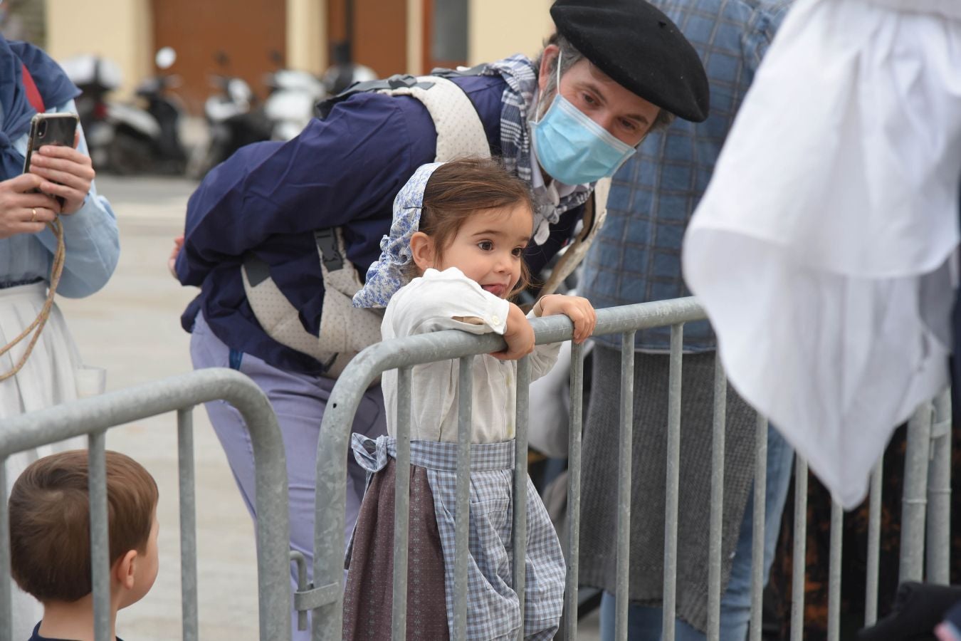 El carbonero y su compañera han sido recibidos por multitud de niños en la plaza Néstor Basterretxea de Egia, donde han atendido sus cartas y peticiones de cara a esta Nochebuena. 