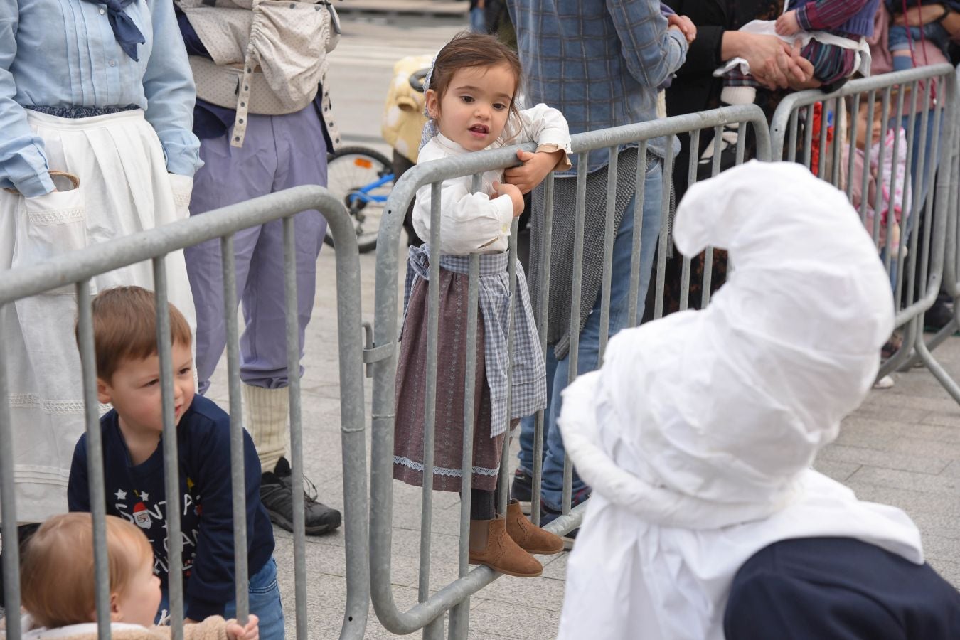 El carbonero y su compañera han sido recibidos por multitud de niños en la plaza Néstor Basterretxea de Egia, donde han atendido sus cartas y peticiones de cara a esta Nochebuena. 