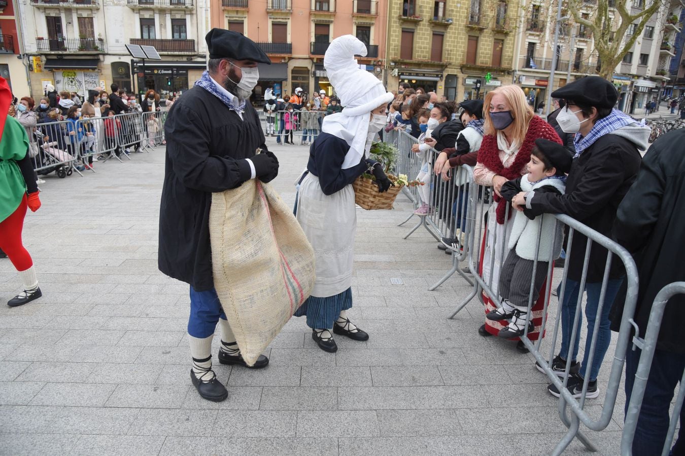 El carbonero y su compañera han sido recibidos por multitud de niños en la plaza Néstor Basterretxea de Egia, donde han atendido sus cartas y peticiones de cara a esta Nochebuena. 