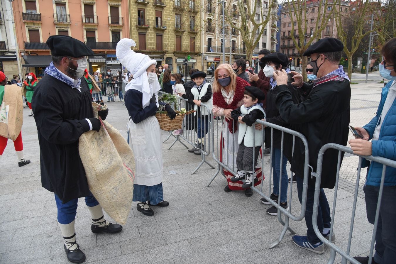 El carbonero y su compañera han sido recibidos por multitud de niños en la plaza Néstor Basterretxea de Egia, donde han atendido sus cartas y peticiones de cara a esta Nochebuena. 